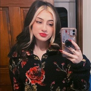 Meet your Posher, Elise